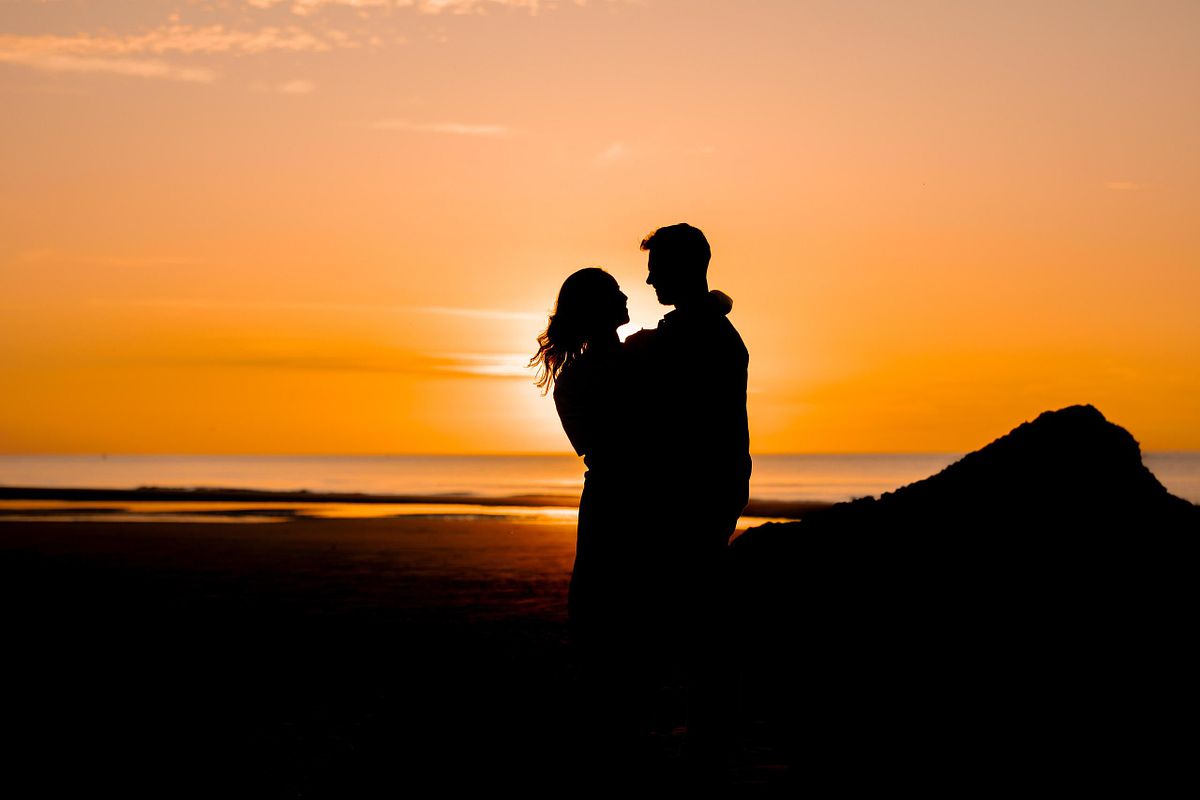 intiem moment tijdens verlovingsshoot