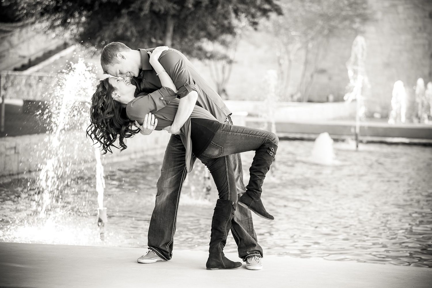 engagement couple water fountain hemisfair park