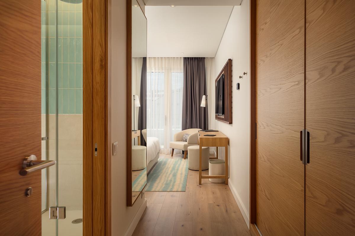 Hyatt Regency Lisboa Queen Bed Room Entrance