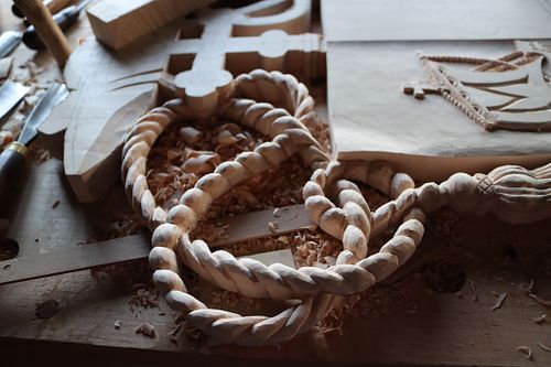 Detail of rope carving on coat of arms