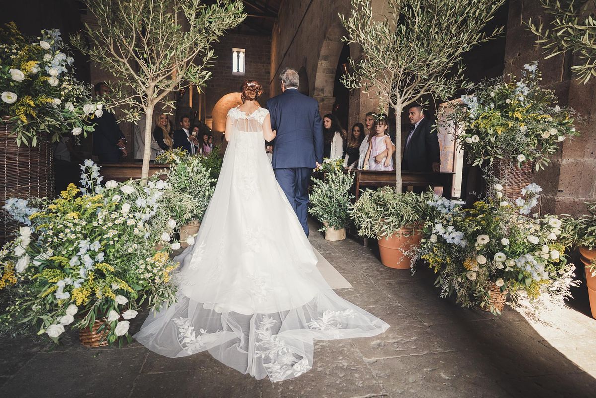 fotografo matrimonio Sardegna entrata della sposa chiesa Tratalias