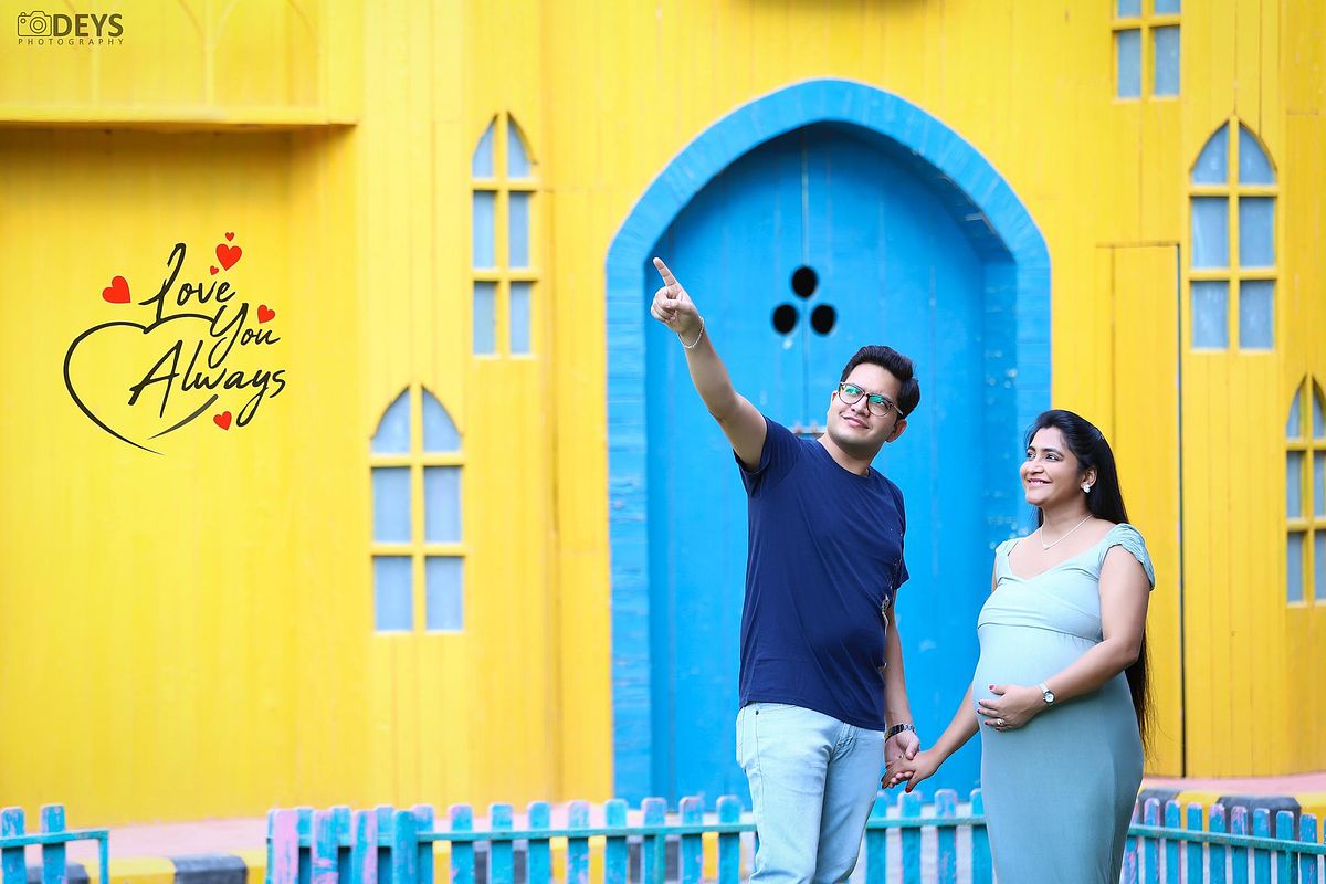 Theme studio maternity pictures with husband in Delhi NCR
