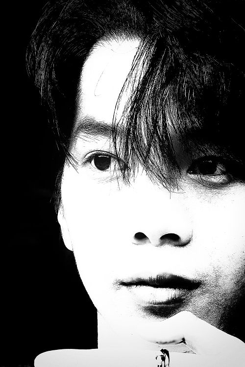 Portrait d'un jeune homme pris en photo de rue à Hanoï au Vietnam