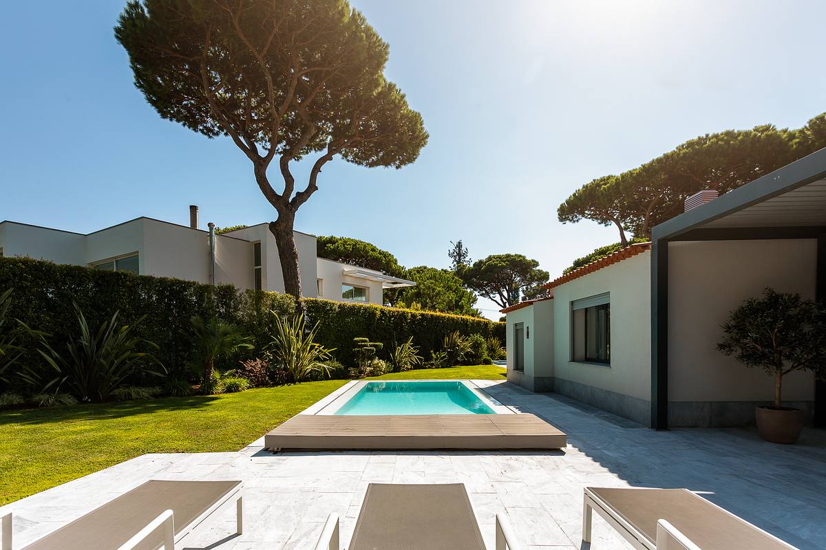 Piscina de moradia V3 na Quinta da Marinha em Cascais integrada no jardim privado