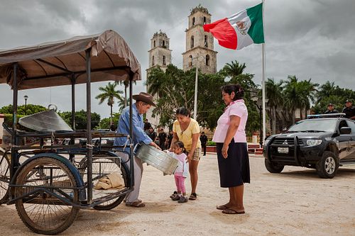 BREAD SELLER AT THE FLAG CEREMONY - PANADERO EN LOS HONORES A LA