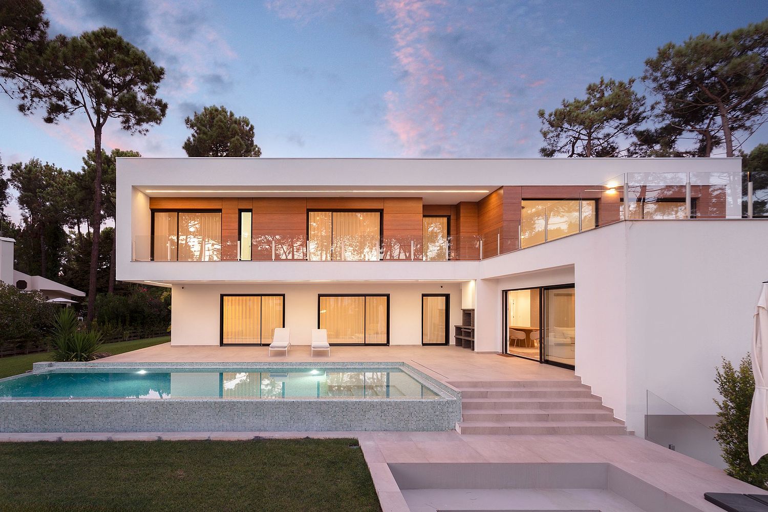 Fachada contempor&acirc;nea de moradia T5 na Herdade da Aroeira, Charneca da Caparica, projeto de arquitetura do atelier Espa&ccedil;o Arquitectos (Arqs. Isidro e Patr&iacute;cia Pragana), interiores pela Agiliza e paisagismo pela Relva Pura, fotografada por Pedro Br&aacute;s Photo