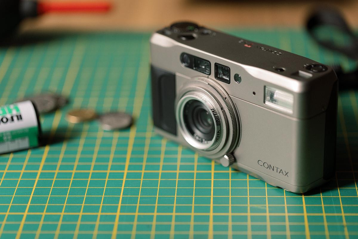 Contax TVS 35mm - Appareil Photo Compact Point & Shoot - Avec DATA BACK, Pare-soleil - Mint