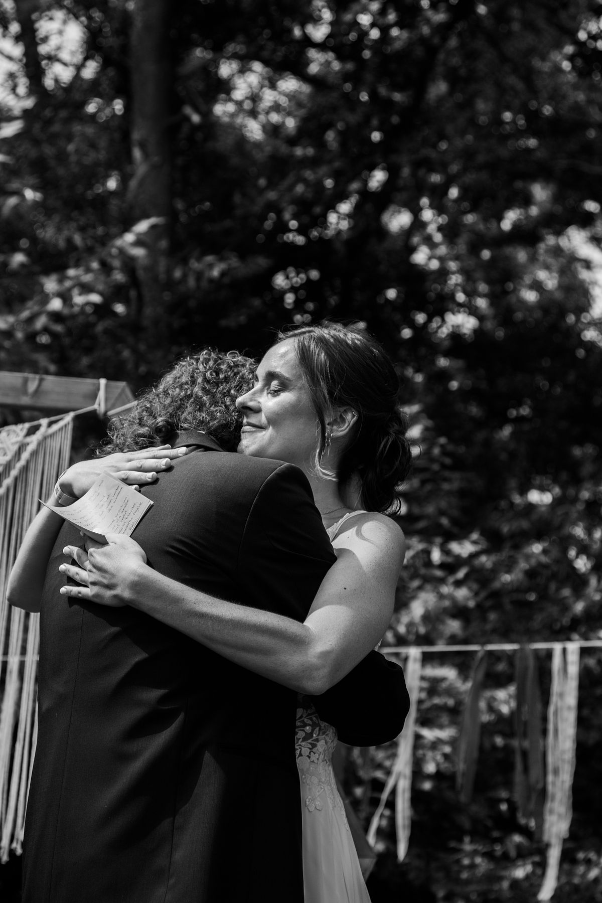 Liebevolle Umarmung des Paares w&auml;hrend eines Paar-Shootings in der Natur, emotionale Hochzeitsfotografie in der Umgebung von K&ouml;ln.