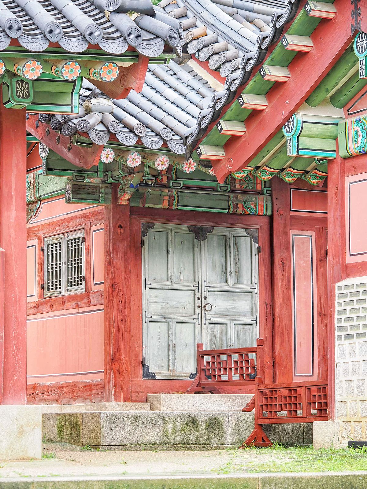 Primi piani di edifici storici coreani, con decorazioni tradizionali e colori armoniosi, che raccontano secoli di architettura e cultura