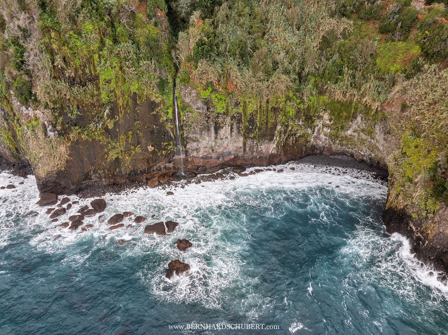 Küstenwasserfall und Bucht