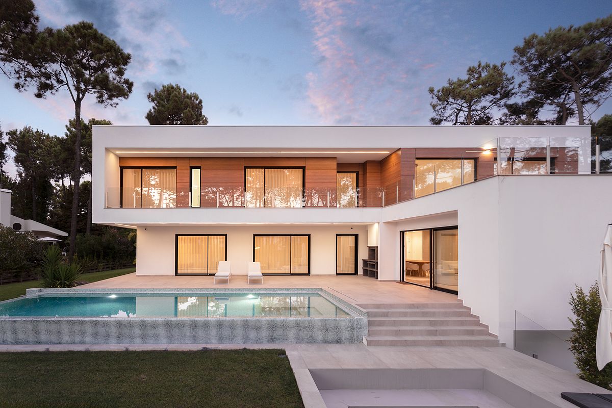 Fotografia noturna de moradia contempor&acirc;nea na Herdade da Aroeira com ilumina&ccedil;&atilde;o arquitet&oacute;nica