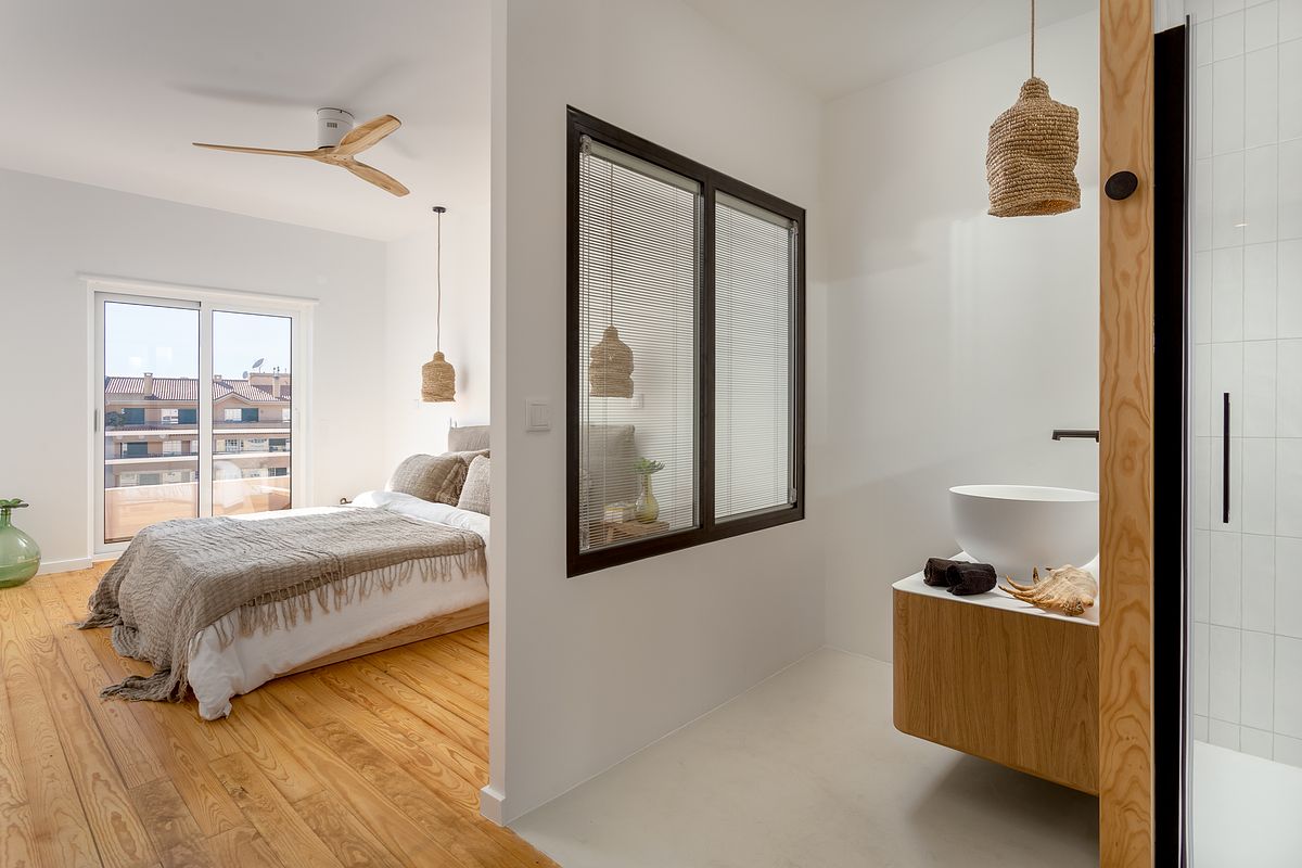 Quarto de apartamento T2 na Guia em Cascais com luz natural e ambiente tranquilo