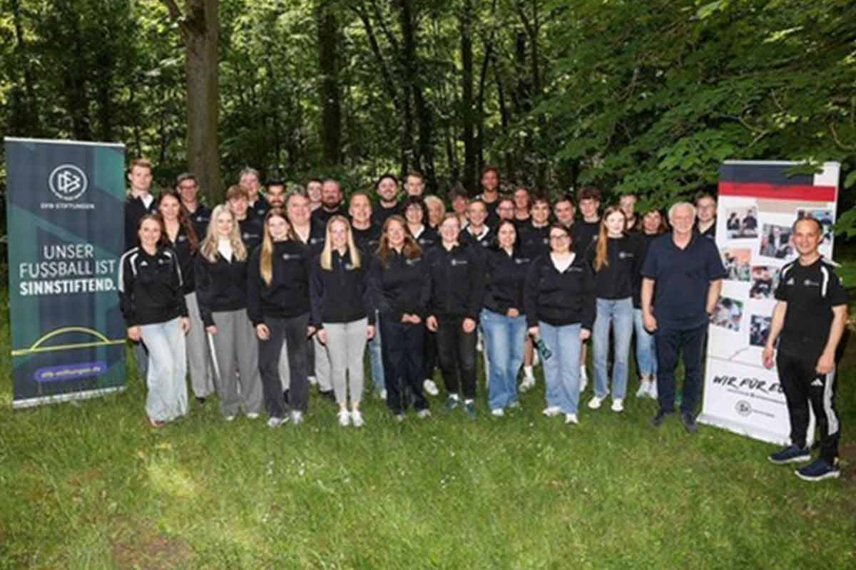 Gruppenbild im Garten mit Tobias Wrzesinski und Rudi Völler
