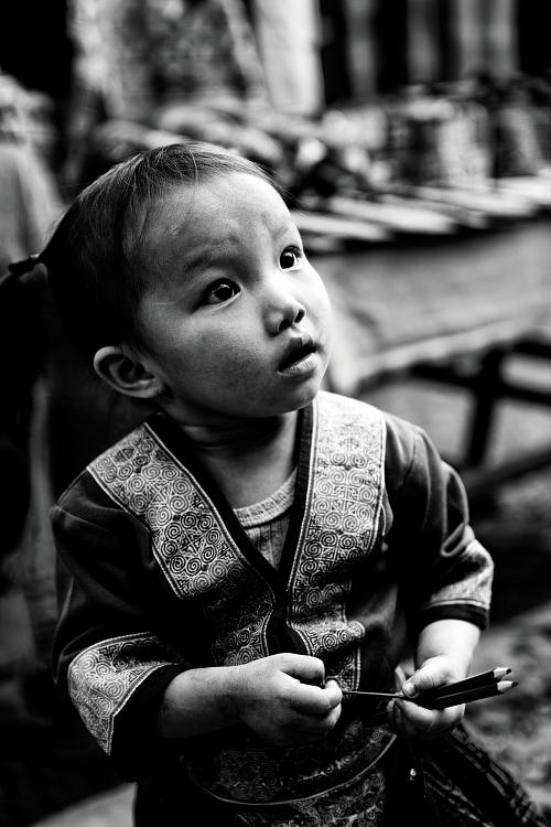 Portrait d'un enfant pris en photo de rue à Sapa au Vietnam