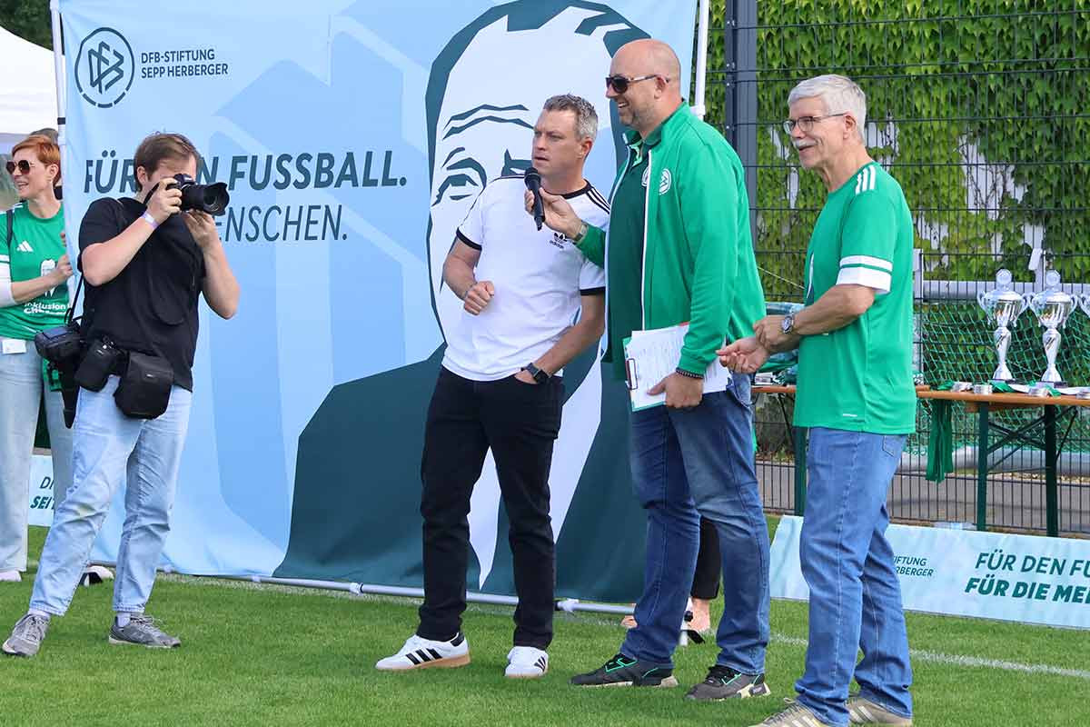 Gemeinsame Siegerehrung aller Teams mit Pokalen, Medaillen und Urkunden auf dem DFB-Campus.