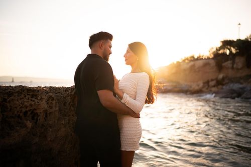 coppia innamorata si guarda in spiaggia al tramonto