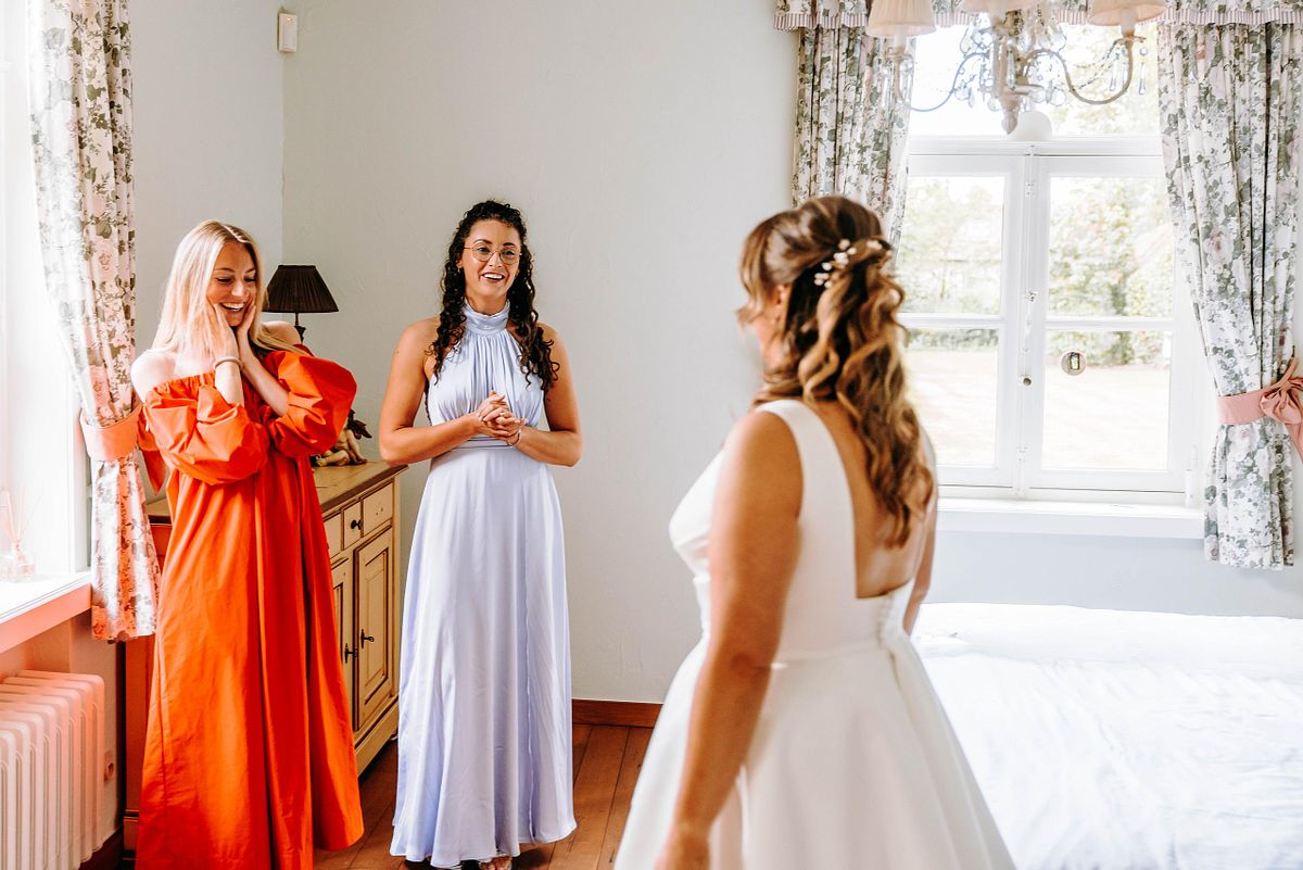 Huwelijksfotograaf Vlaanderen - Mooi moment met vriendinnen first look
