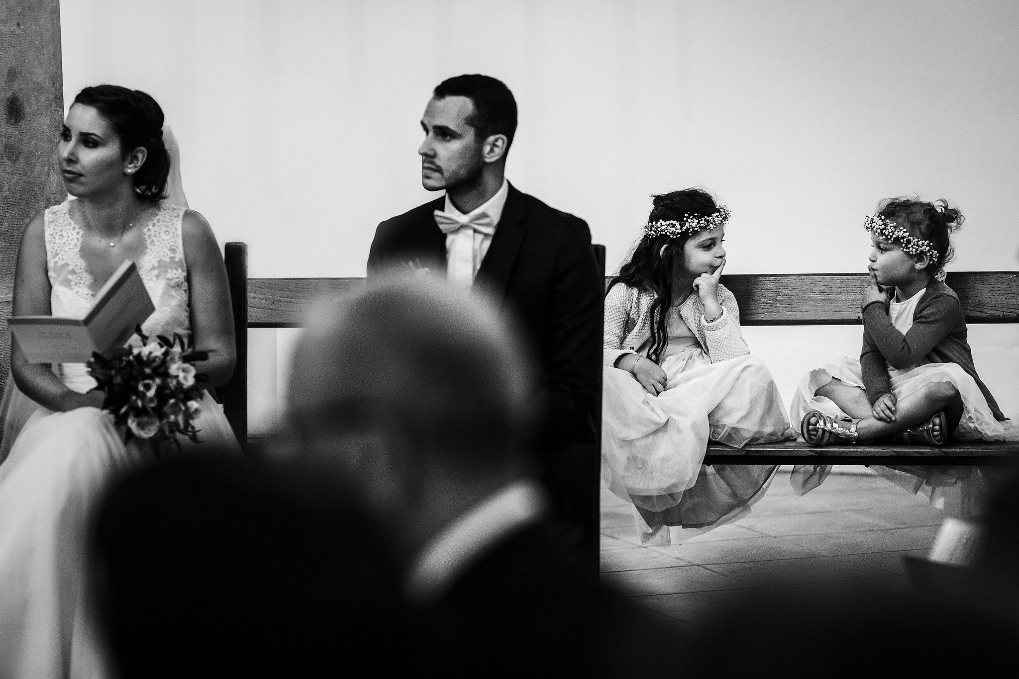 Enfants qui jouent derri&egrave;re le couple des mari&eacute;s captur&eacute; par S&eacute;bastien CLAVEL photographe de Mariage &agrave; Lyon et Gen&egrave;ve