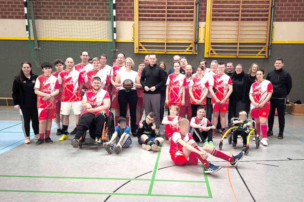 Gruppenfoto nach dem Training der Ibbenbürener Kickers mit Gästen aus der Politik