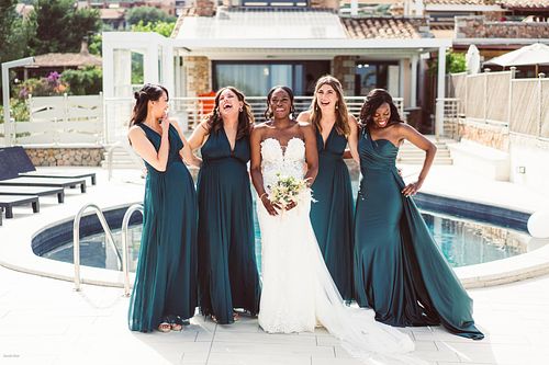 "gruppo di sposa e damigelle davanti alla piscina"