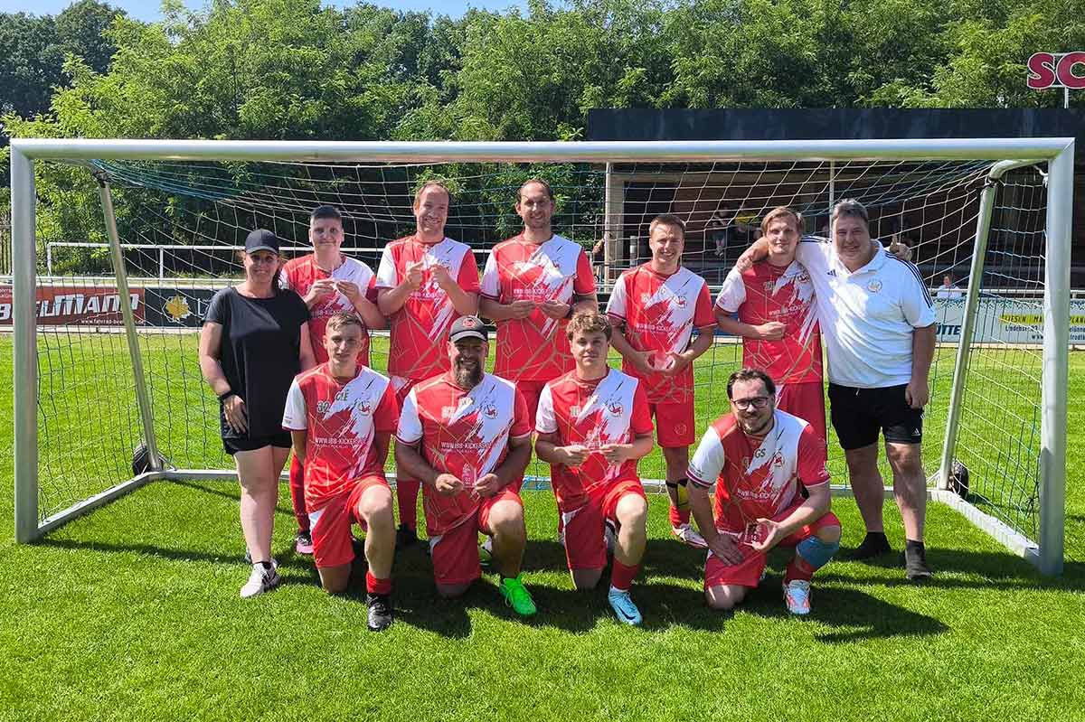 Inklusive Fußballmannschaft beim Training mit Spielern unterschiedlicher Altersgruppen