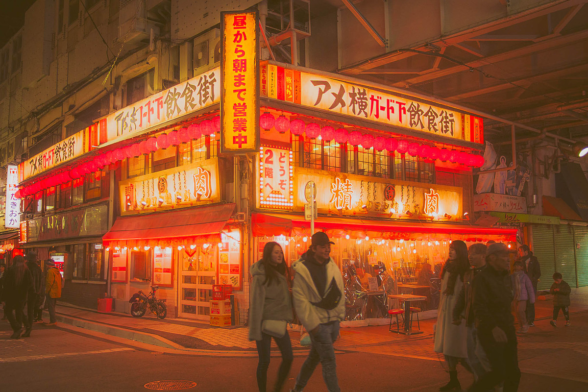 Ameyoko à Ueno le soir, enseignes rouges des restaurants sous le viaduc