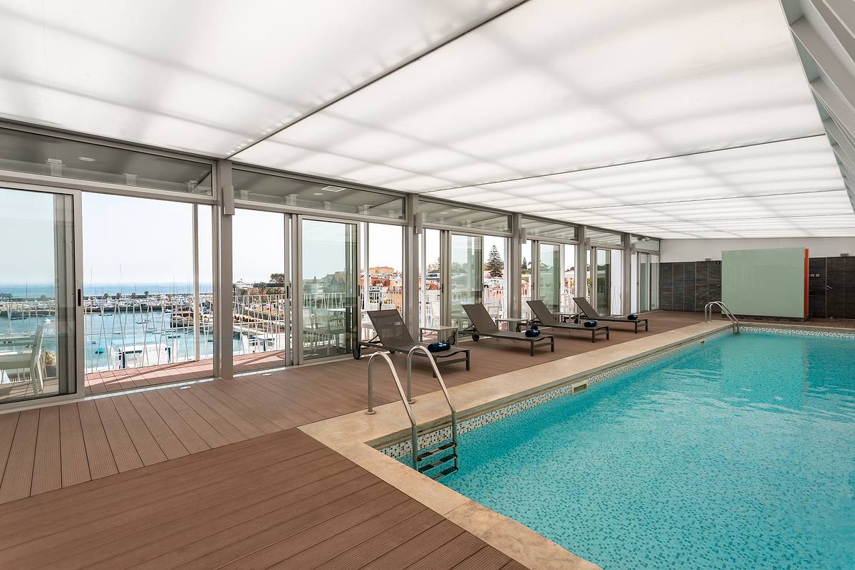 Piscina interior do Hotel Ba&iacute;a Cascais &ndash; fotografia de interiores de hotel