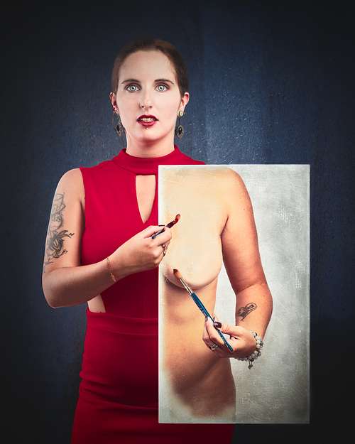 Photographie fine art d'une femme en robe rouge tenant un cadre repr&eacute;sentant son propre corps nu qu'elle peint, illustrant l&rsquo;auto-repr&eacute;sentation, la construction identitaire et la dualit&eacute; apparence/intimit&eacute; &mdash; &oelig;uvre de Pascal Yennis, Namur, Belgique.