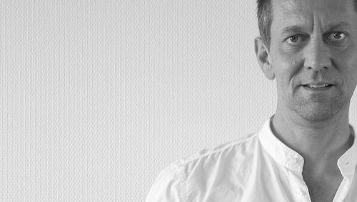 Hallo, mein Name ist Uwe. Ich bin Grafik-Designer, Buchgestalter und Reportage-Fotograf.