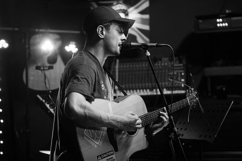 Warren Ireland – The Black Market Venue, WarsopThe Black Market Venue lit up last night with the sound of Warren Ireland, one of Nottingham’s finest looping artists, delivering a set that was equal parts inventive and uplifting.Armed with his loop