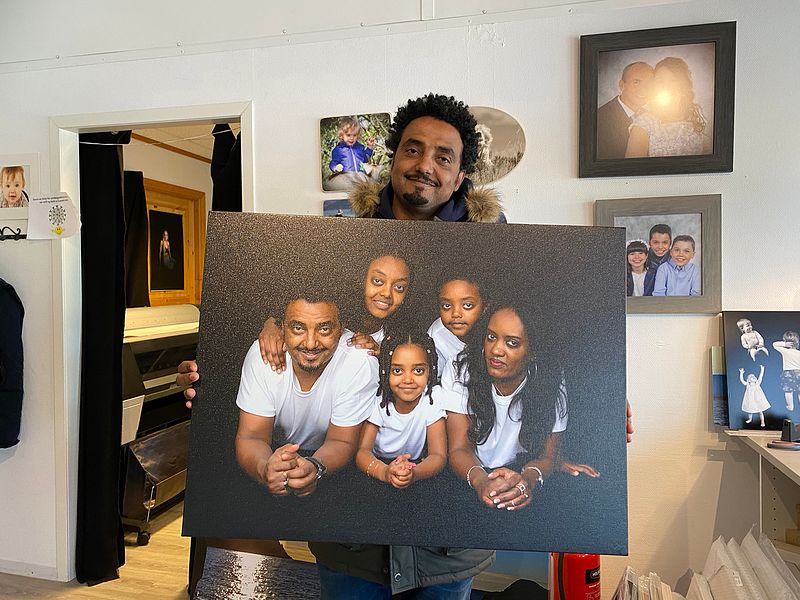 Familiebilete på lerret levert til fornøgd kunde