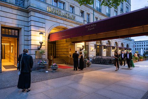 Elegant guests arriving at Hotel Adlon Kempinski for the Bundespresseball 2024 in Berlin.
