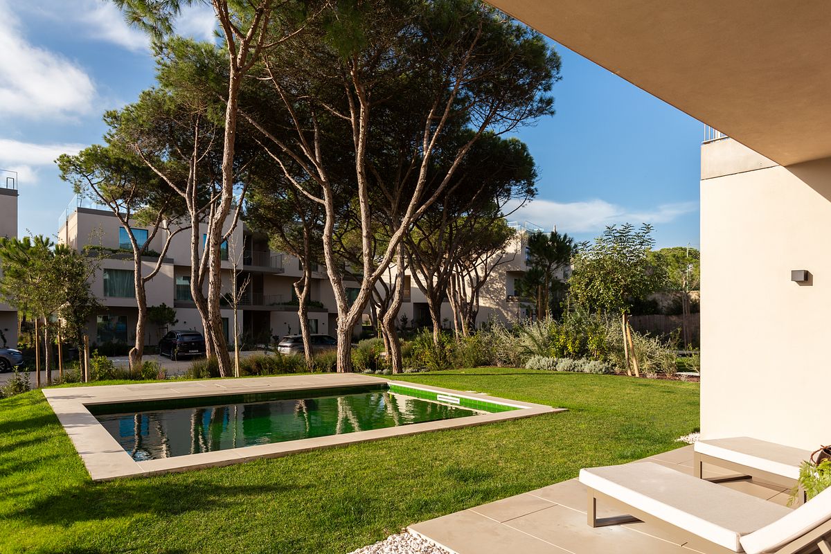 Fotografia de arquitectura da piscina particular inserida no Marinha Prime