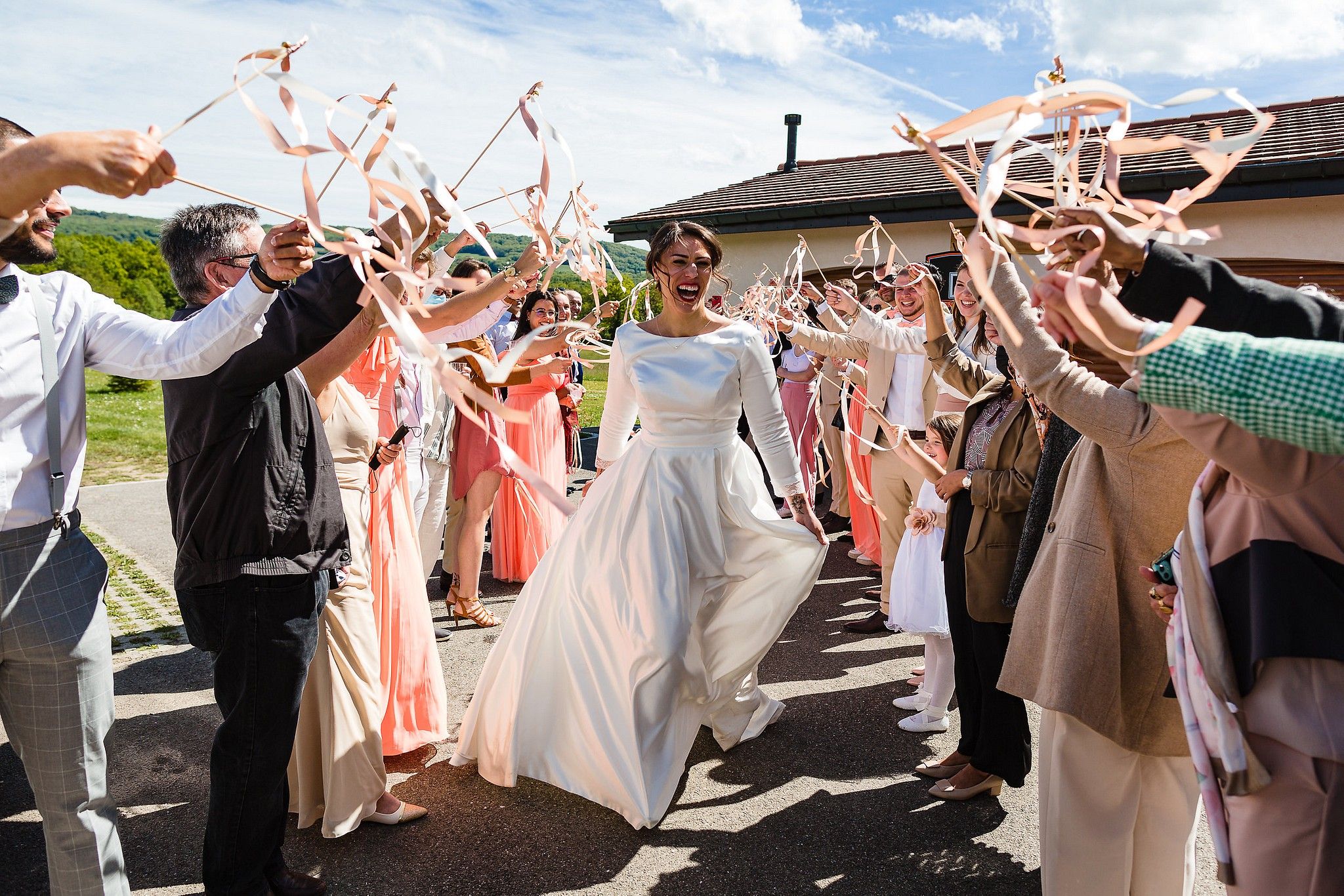 Mari&eacute;e qui c&eacute;l&egrave;bre son mariage devant ses invit&eacute;s en dansant et riant captur&eacute; par S&eacute;bastien CLAVEL photographe de Mariage &agrave; Lyon et Gen&egrave;ve