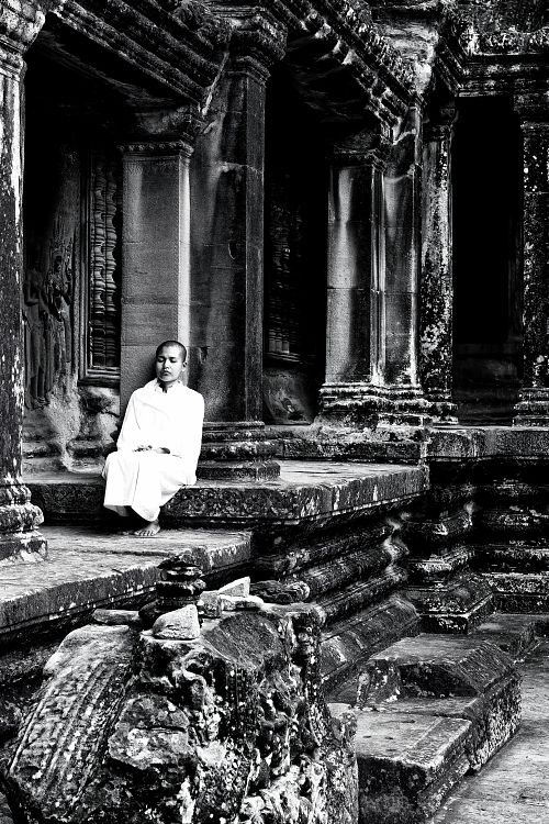 Portrait d'une jeune femme dans le temple d'Angkor au Cambodge