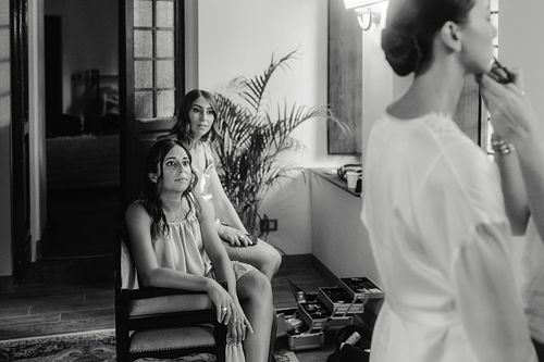 Preparativi sposa emozioni matrimonio Badia San Vittore Cingoli fotografie intime