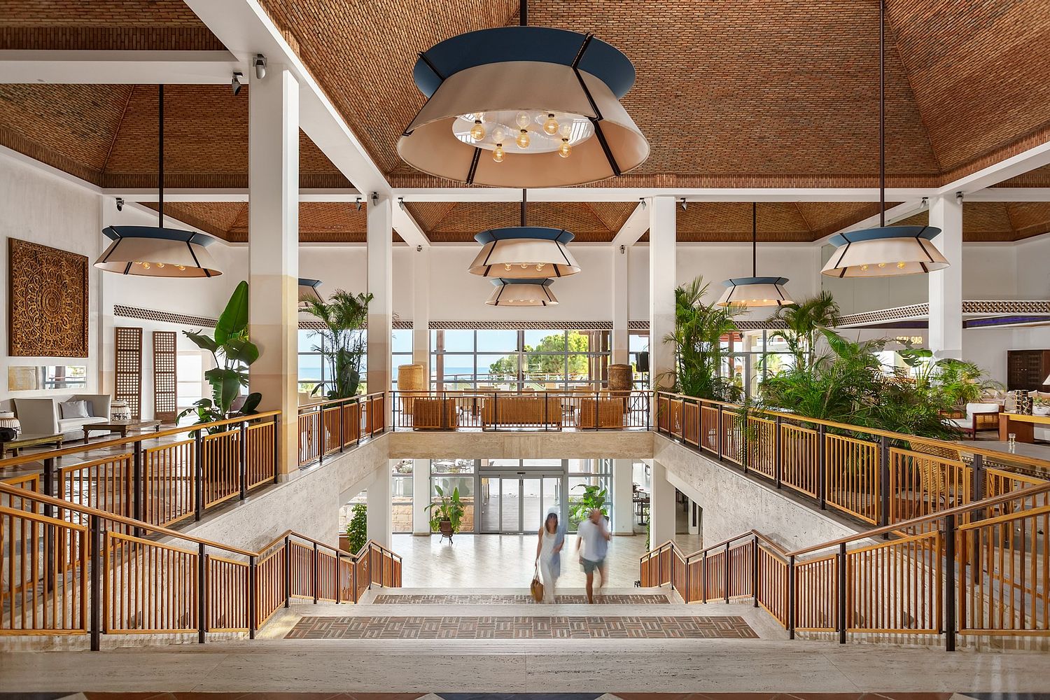 Lobby principal do Grande Real Santa Eul&aacute;lia Resort & Spa em Albufeira, fotografado por Pedro Br&aacute;s Photography &mdash; fotografia profissional de interiores e arquitetura para hotelaria de luxo em Portugal.