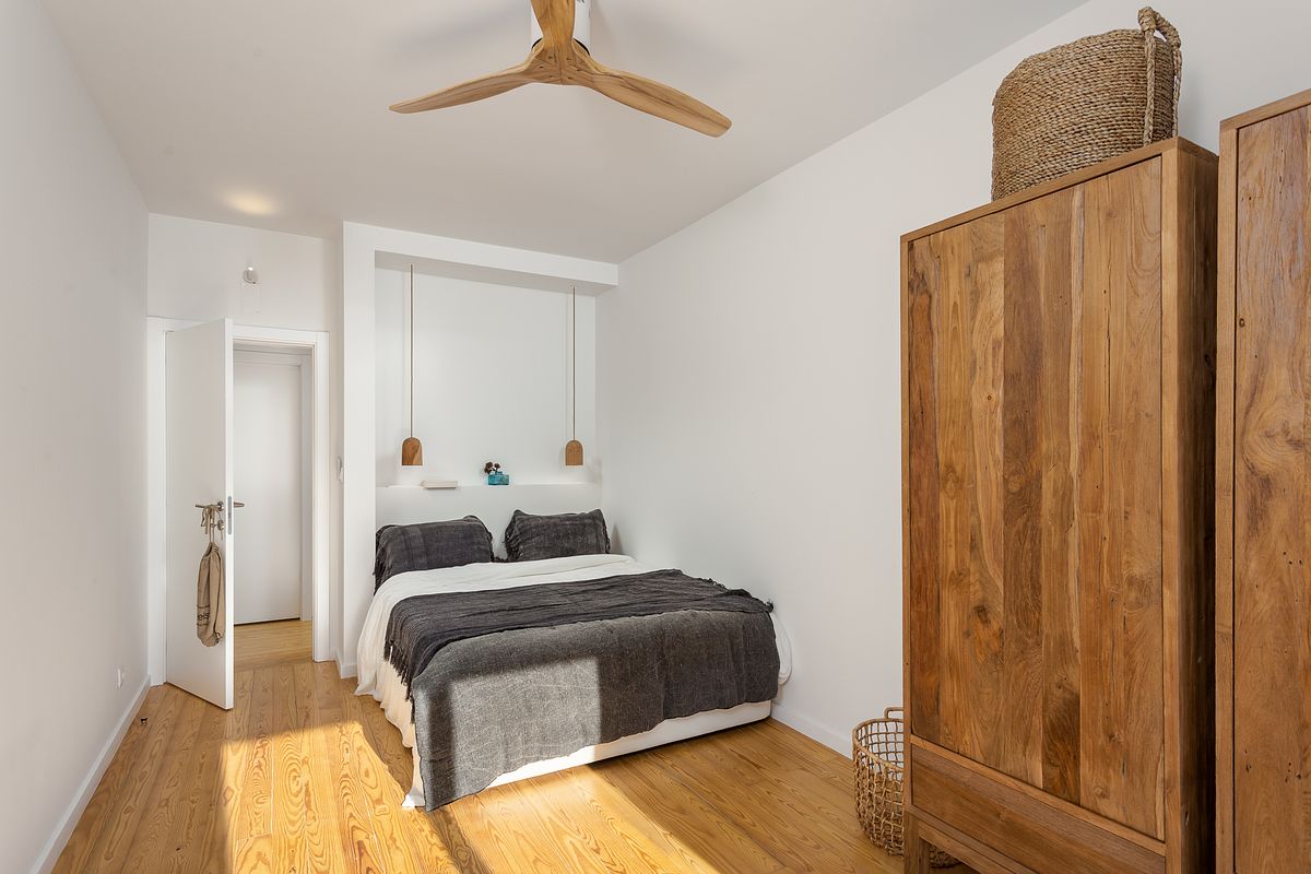 Quarto de apartamento T2 na Guia em Cascais com luz natural e ambiente tranquilo