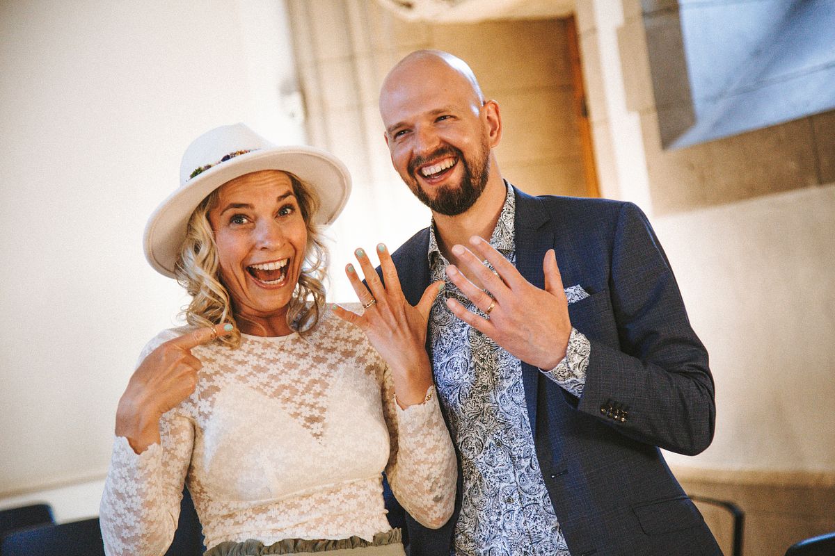 Detailfoto der Eheringe an den Fingern des Brautpaares, die die Ringe nach der standesamtlichen Trauung in K&ouml;ln zeigen.