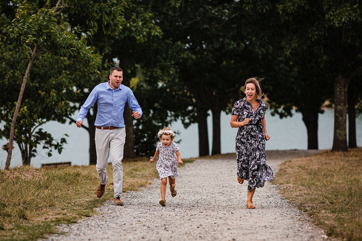 Photographe Famille Lyon Reportage Documentaire Famille Lyon - Famille s'amusant &agrave; courir lors d'une s&eacute;ance photo &agrave; Lyon avec un photographe de famille professionnel