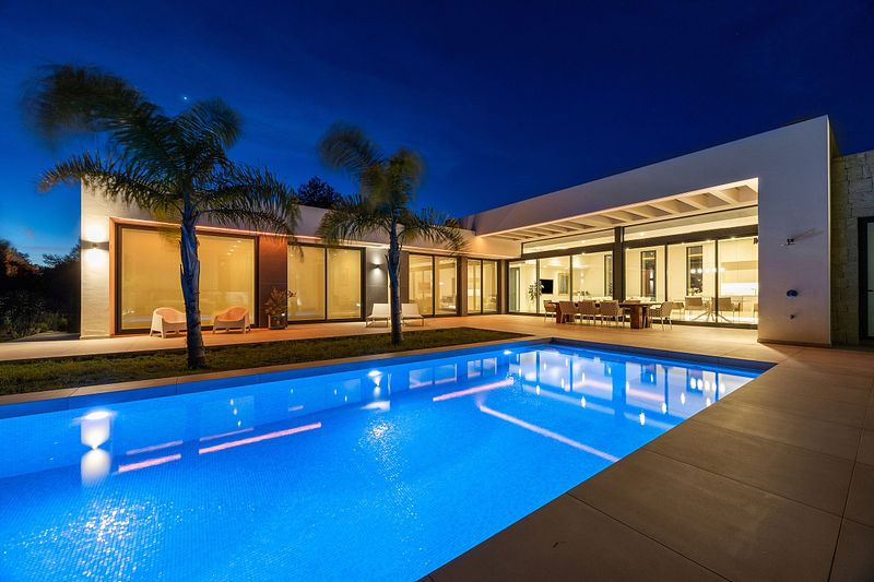 One Property, One Shoot™ – Why Multi-Agent Listings Need One Professional Marketing set.