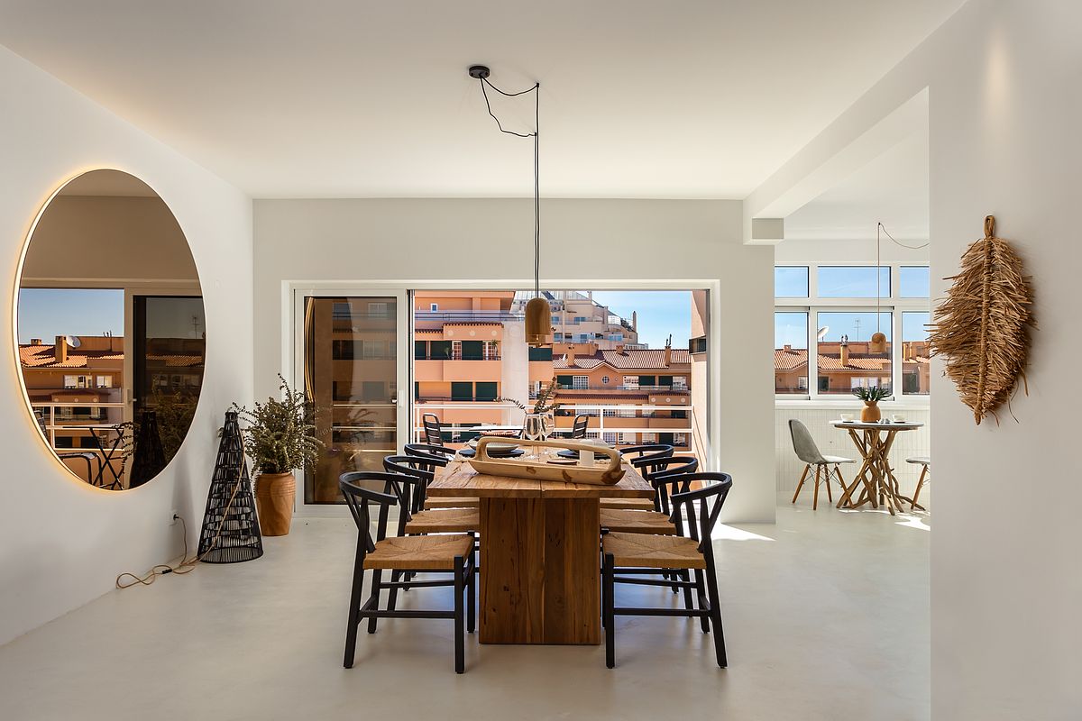 Sala de estar de apartamento T2 na Guia em Cascais com luz natural e ambiente contempor&acirc;neo
