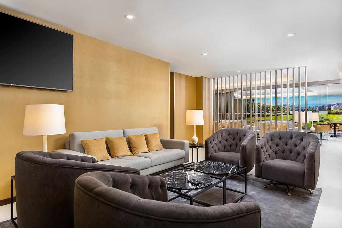 Lobby do Empire Marqu&ecirc;s Hotel com decora&ccedil;&atilde;o contempor&acirc;nea