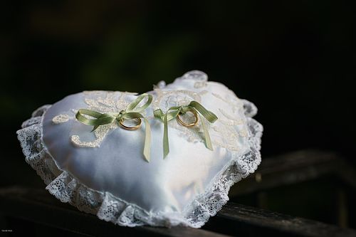 "cuscino bianco di raso per fedi di matrimonio"