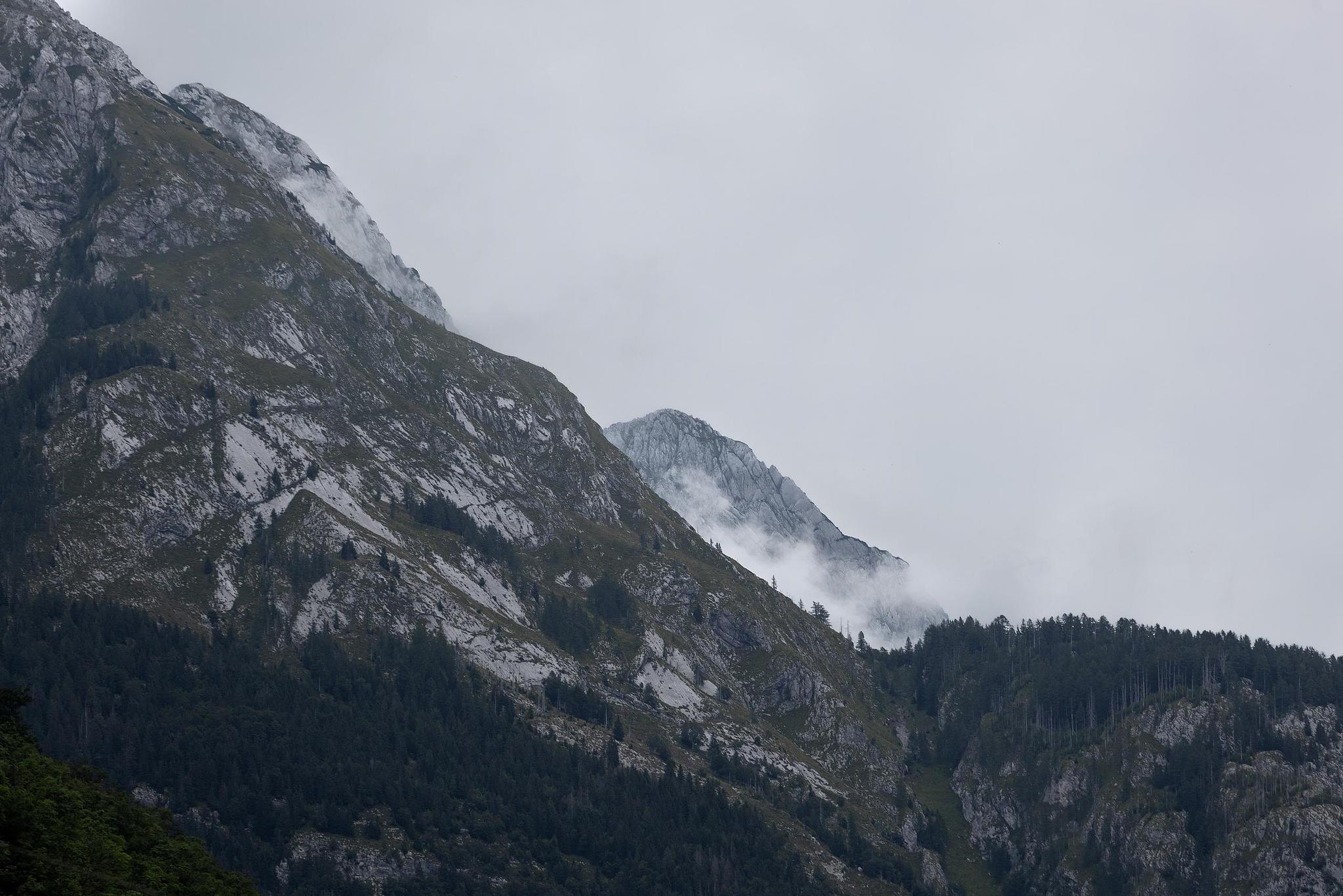 Sommet alpin sous lumière douce.