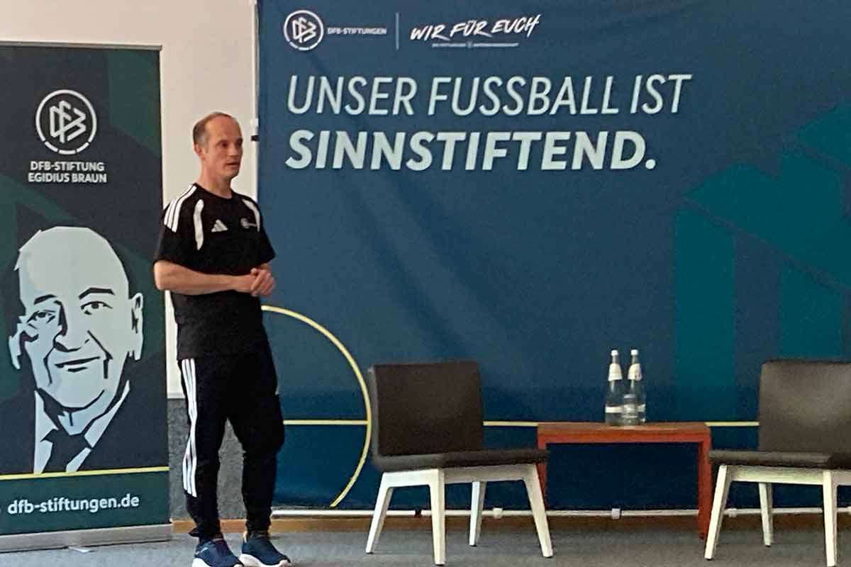 Tobias stimmt die Runde auf das Gespräch ein
