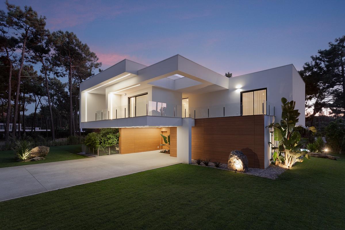 Fotografia noturna de moradia contempor&acirc;nea na Herdade da Aroeira com ilumina&ccedil;&atilde;o arquitet&oacute;nica