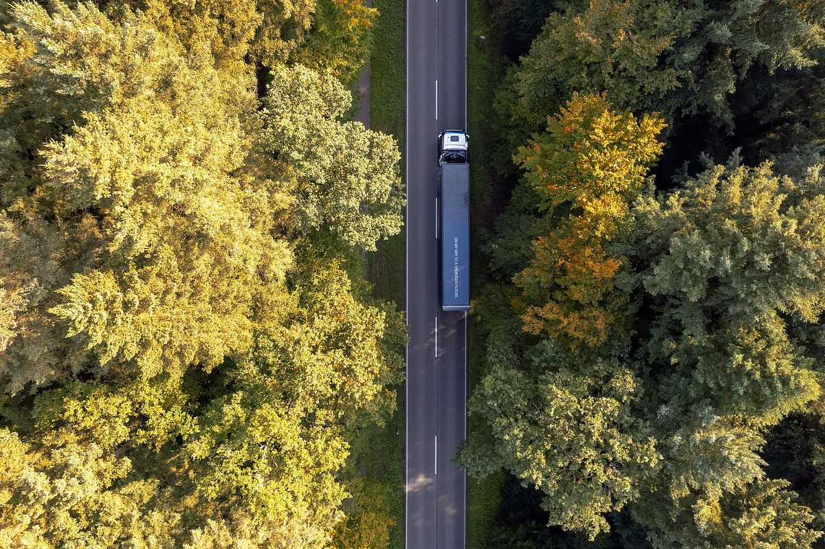 Die Erprobung des Mercedes Benz GenH2 Truck findet auf &ouml;ffentlichen Stra&szlig;e statt // Testing of the Mercedes-Benz GenH2 Truck has expanded onto public roads