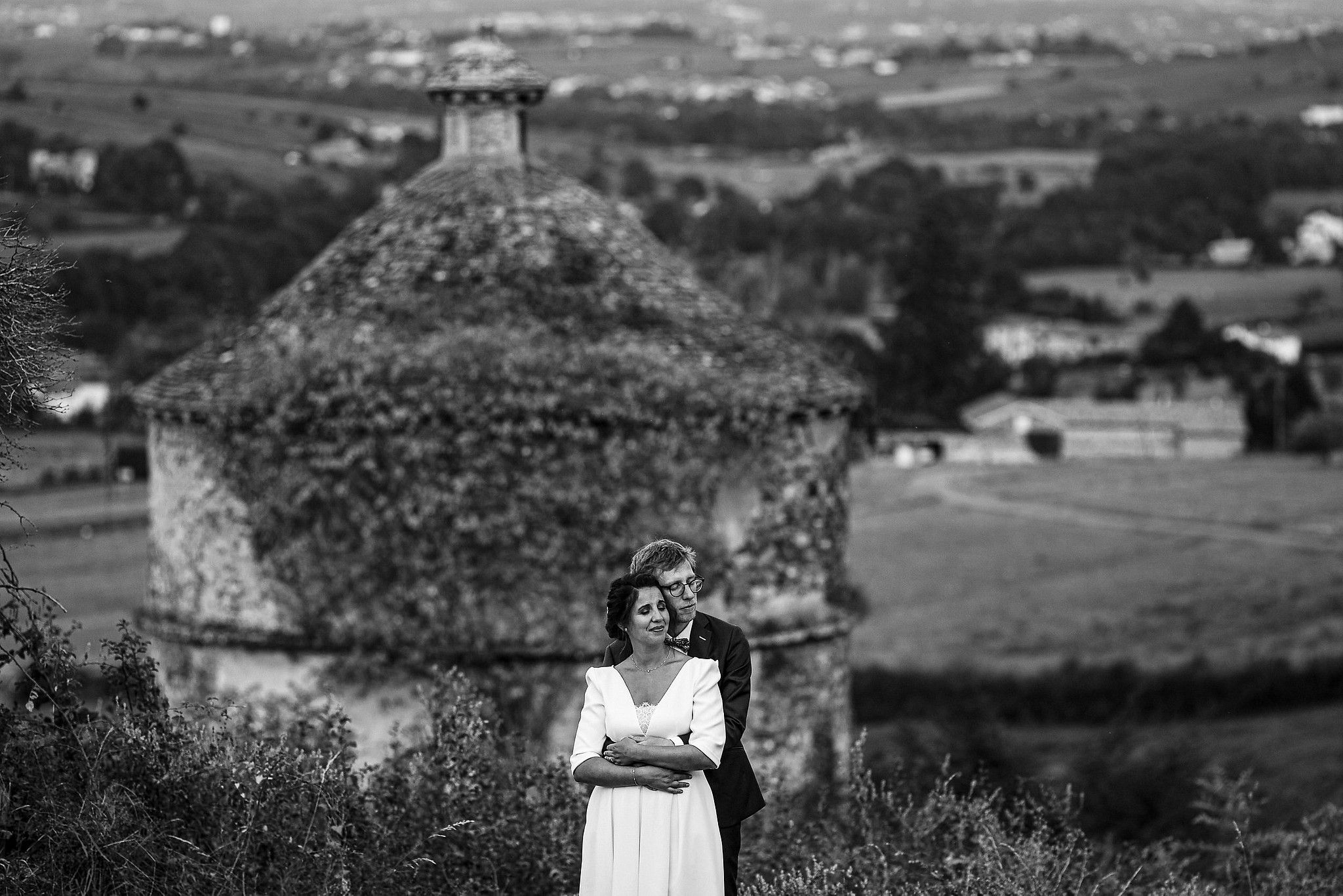 Portrait couple de mari&eacute;e au ch&acirc;teau de Pizay captur&eacute; par S&eacute;bastien CLAVEL photographe de Mariage &agrave; Lyon et Gen&egrave;ve