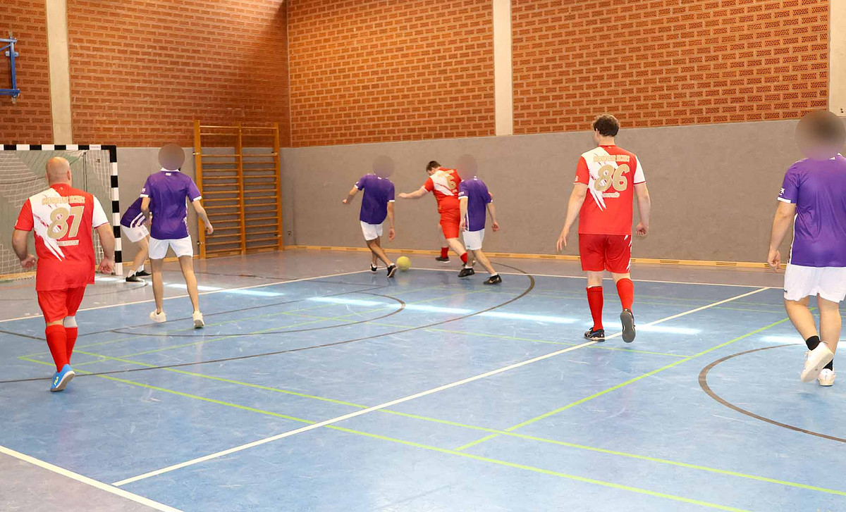 zunächst spielten Teams der Ibbenbürener Kickers gegen die Häftlinge